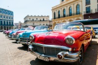 Azi, ne plimbam prin Havana cu masinile vintage americane importate inaintea Revolutiei Cubaneze