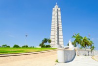In cea mai mare piata a Havanei–Plaza de la Revolucion, putem realiza fotografii cu masinile vintage, cu monumentul impunator al lui Jose Marti si cu sculpturile imense din metal ale eroilor nationali