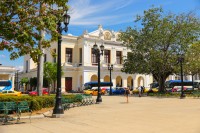 Ajungem in Parcul Jose Marti, flancat de cladirile simbol ale orasului: magnificul teatru Tomas Terry, Arcul de Triumf, Catedrala si Palatul Guvernului din Cienfuegos