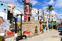 Ne deplasam de-a lungul coastei, pe bulevardul Malecon si ajungem pe strada Hamel