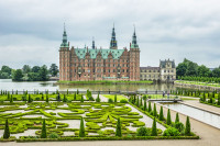 Vom vizita aici Castelul Frederiksborg – o bijuterie de arhitectura renascentista de caramida rosie din vremea regelui Christian al-IV-lea