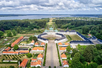 Continuam apoi cu o vizita exterioara la Palatul Fredensborg–palatul favorit al familiei regale daneze, un ansamblu baroc armonios de un alb luminos si cu acoperisuri verzi.