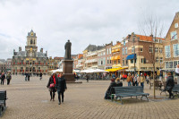 se poate vizita piata centrala cu statuia lui Hugo Grotius,