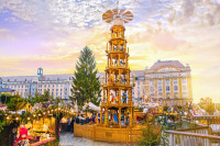Dresda este probabil cel mai romantic oras din Germania, mai ales in in stralucitorul decor de Craciun.