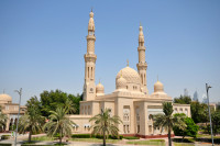 Vom admira Moscheea Jumeirah o adevarata capodopera a arhirtecturii moderne islamice si unul dintre cele mai fotografiate obiective turistice din Dubai.