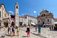 Stradun – principala artera pietonala din cetate, biserica votiva San Salvadore, Palatul Rectorilor, Palatul Sponza, turnul cu ceas – simbol al orasului, Biserica Sf. Blaise,