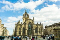 Royal Mile reprezinta “coloana vertebrala” a vechiului cartier, ce se regaseste intre Palatul Holyrood House si Castelul Edinburgh.