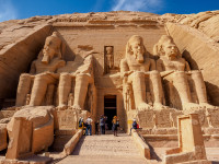 Optional, va propunem o excursie la Abu Simbel. Complexul arheologic este format din doua temple taiate direct in piatra in timpul domniei faraonului Ramses al-II-lea.