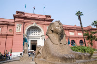Un dejun de tip bufet va fi servit la un hotel de 5 stele, dupa care va veti deplasa in inima orasului Cairo in Piata Tahrir si veti ajunge la Muzeul National de Arheologie