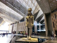 In Marea Sala, vizitatorii sunt intampinati de statuia colosala de 10 metri a lui Ramses al II-lea