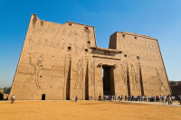 In timpul diminetii vom vizita uriasul templu dedicat zeului Horus, unul dintre cele mai bine pastrate temple din Egipt.