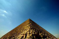 Piramida lui Keops, ce mai mare dintre cele trei, este singura minune a lumii antice care sfideaza inca trecerea timpului