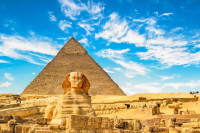 Tot pe platoul din Giza veti intalni piramidele lui Chephren si Mykerinos iar continuand in vale, veti observa Sfinxul, creatura enigmatica cu trup de leu si chip de om.