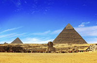 Excursie cu ghid local la Platoul Giza si marile Piramide. Ne vom indrepta spre platoul Giza pentru a vizita Piramidele si Sfinxul– binecunoscutele embleme ale Egiptului.