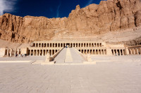 Vom mai vizita Templul Reginei Hatchepsut, singura femeie faraon din istoria Egiptului.