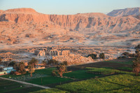 In cursul diminetii vom traversa pe malul vestic al Nilului pentru a vizita Valea Regilor unde au fost ingropate generatii de faraoni si nobili in criptele taiate in stanci
