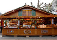 Dupa amiaza timp liber pentru vizitarea Pietelor de Craciun din Geneva. Aici veti gasi traditionalele casute din lemn cu produse de artizanat si arta populara din toate zonele Elvetiei dar si cu numeroase delicatese culinare traditionale.