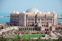 ne oprim pentru a fotografia faimosul hotel Emirates Palace, un simbol al luxului si o capodopera arhitecturala