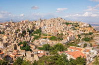 Vom pleca spre Enna– cel mai inalt oras din Sicilia, situat la aproape 1.000 de metri altitudine, in zona centrala a insulei. Vom face aici un Tur pietonal Enna cu ghid local.
