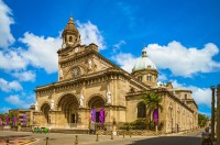Incursiunea noastra incepe in Intramuros, cartierul istoric inconjurat de ziduri, ce ne invita sa facem o calatorie in timp si sa descoperim trecutul colonial al orasului si chiar al Filipinelor.