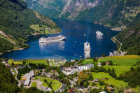 Aici vom face o croaziera de 1 ora pe fiordul Geiranger – inclus in Patrimoniul UNESCO, cel mai spectaculos si cel mai fotografiat din Norvegia.