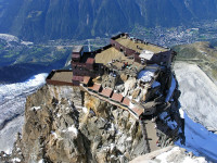 De aici se poate face o ascensiune cu telecabina pe celebrul Aiguille du Midi (3.842 m).