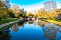 si Gradinile Kearsney Abbey - amenajate ca un parc informal, cu doua lacuri ornamentale frumoase, alimentate de raul Dour