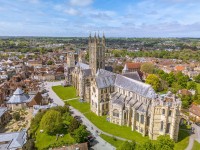 Excursie continua catre Canterbury, oras istoric situat in comitatul Kent si renumit pentru Catedrala sa, un sit al Patrimoniului Mondial UNESCO si sediul Arhiepiscopului de Canterbury