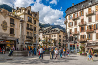 Numit Chamonix in limbajul curent, orasul se situeaza in partea de nord a Alpilor, la poalele Masivului Mont-Blanc (4.810 m), foarte aproape de punctul comun de frontiera dintre Franta, Elvetia si Italia.