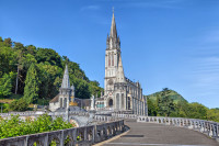 Grota Massabielle - locul in care s-au produs cele 18 aparitii ale Fecioarei Maria in 1858 si este centrul vietii religioase si al pelerinajului din Lourdes, impreuna cu Bazilica Imaculatei Conceptiuni si Bazilica Rozariului construite prin referinta la a
