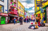 Ne continuam drumul catre boemul oras Galway, in vestul Irlandei. Cu pub-uri vopsite in culori vesele, spectacole in aer liber si festivale organizate frecvent