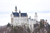 Excursie la Castelele Bavariei: Castelul Neuschwanstein unul dintre cele mai populare si mai vizitate castele din Europa si una din cele mai renumite atractii turistice din Bavaria.