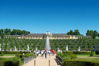 Punctul de atractie al excursiei este Palatul Sanssouci, construit de regele Prusiei, Frederic al II-lea si inaugurat printr-un banchet stralucitor in 1747.