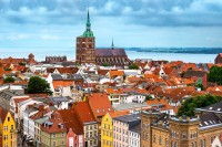 Stralsund, situat pe coasta Marii Baltice cu a sa arhitectura gotica de caramida ce evoca perioada de glorie medievala.