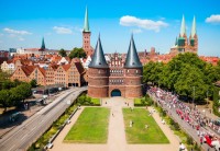 Ne aflam in Lübeck, cel mai important oras al puternicii Ligi Hanseatice, locul de unde era coordonat comertul intre regiunile germanice, scandinave si baltice.