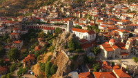 Parasim capitala Greciei Continuam si ne indreptam catre Arachova, o statiune montana deosebit de pitoreasca situata la poalele muntilor Parnassos, unde vom face un tur panoramic din autocar.