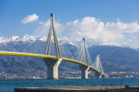 Plecam din Patras si traversam pe unul din cele mai frumoase si spectaculoase poduri din lume: Podul Rion-Antirrion.