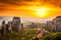 Continuam cu vizitarea complexului Monahal de la Meteora, inclus in Patrimoniul UNESCO si unul din cele mai cunoscute centre monahale ale Rasaritului crestin.