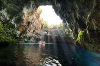 ultima vizita din turul insulei o vom face la lacul Melissani–o adevarata minune naturala, deosebit de pitoresc.