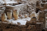 . In prima parte a zilei vom vizita situl arheologic Akrotiri.