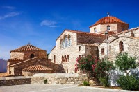 Biserica Panagia Ekatontapiliani - cunoscuta si sub numele de „Biserica celor 100 de Usi”, un reper religios si cultural semnificativ