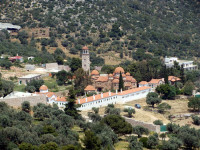 Vom vizita apoi Manastirea Sf. Efrem cel nou, manastire de maici din localitatea Nea Makri, regiunea Atica, la 40 km distanta de Atena. Manastirea are o vechime de circa 600 de ani, este zidita din piatra in stil grecesc si adaposteste moastel