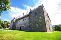 Vom admira Palatul Ducal constructia fostei resedinte a primilor duci de Braganza demarand in anii 1420-1422.