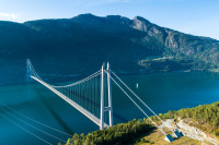 De la Bergen ne indreptam spre Hardangerfjord pe care il vom traversa pe podul Bruravik - Brimnes.