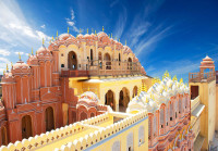 Jaipur (Orasul Roz) construit in 1727 de maharajahul Sawai Jaisingh II era initial gri deschis, insa in 1883 in cinstea vizitei printului Albert s-a poruncit sa fie vopsit in culoarea specifica de bun venit, roz.