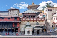 Sosire in Kathmandu. Vizitam Templul Pashupatinath care se traduce prin „zeul animalelor” si este unul din Avatarele Zeului Shiva.