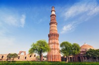 Qutub Minar, care impreuna cu moscheea Quwwat-ul-Islam reprezinta primele monumente islamice care au marcat o schimbare de putere in tara.