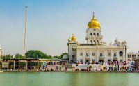 Gurudwara Bangla Sahib, care dateaza din Sec al XVII-lea, este unul dintre centrele proeminente de pelerinaj sikh din Delhi.