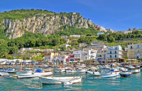 Vizitam satul Capri, fondat in jurul modernei Piazza Umberto I. Strazile imprejmuitoare abunda in cafenele, magazine de suvenire si boutique-uri de renume.