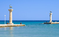 Insula Rodos intrarea in Port statui cerbi